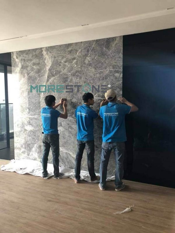 Ý tưởng thiết kế đá ốp tường cho phòng khách đẹp sang trọng từ sự sáng bóng, bền bỉ của chất liệu và tinh tế từ nhiều đường vân mây uốn lượn được Morestone thi công, hoàn thiện.